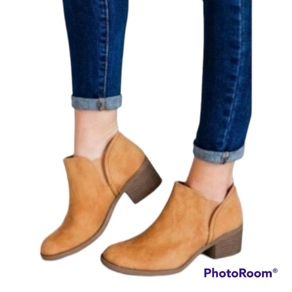 Qupid Distressed Camel Color Ankle Booties Women's NIB - Picture 1 of 8